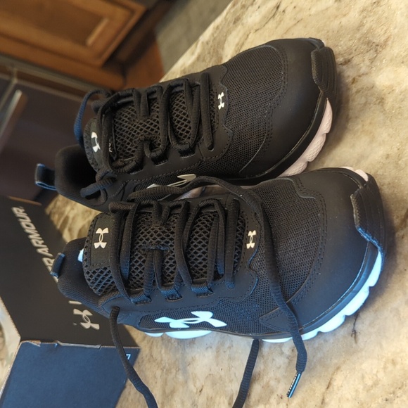 Boys Under Armour - Picture 3 of 9